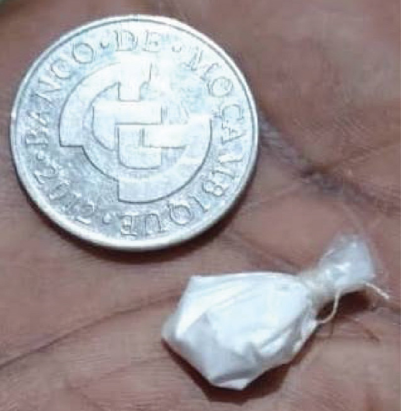 A 0.25g packet of high-grade heroin available in Pemba, a core logistics and distribution point for heroin entering or transiting northern Mozambique. Selling for MT 2 500 a packet, the product is largely pure. Medium-quality versions sell for MT 750, and the lowest-quality for MT 400.
