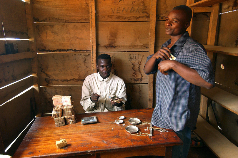 Gold is traded at Bunia market in eastern DRC. Most of this gold is thought to be smuggled to Uganda, where it is then exported to international gold trade hubs, in particular the UAE.
