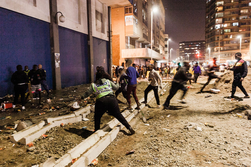 South Africa Police Service officers respond to looting in central Durban, 11 July 2021.
