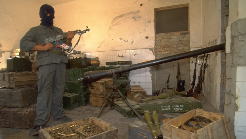 Rezervat e armëve të zjarrit u konfiskuan në Vlorë, Shqipëri, Gushtt 1997.
