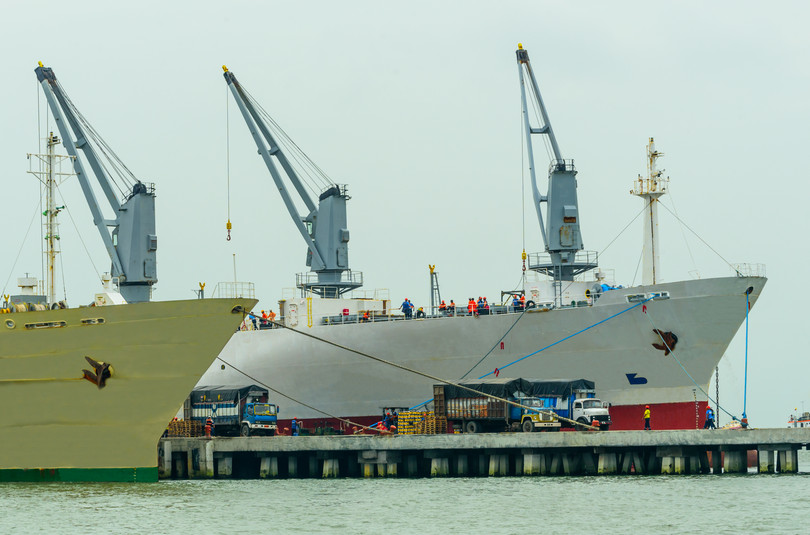 Kontejneri iz teretnog broda u pristaništu na pučini u luci Guayaquil, Ekvador
