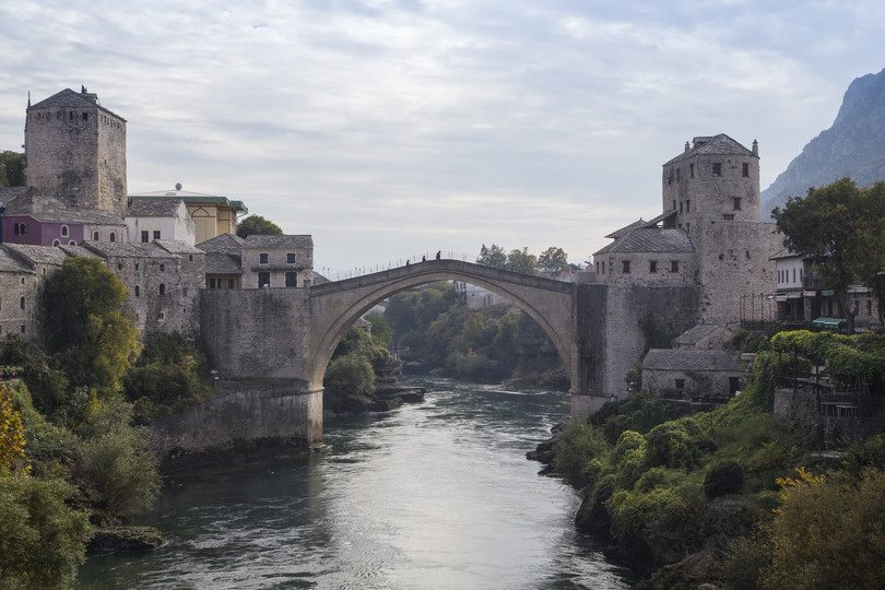 Pamje nga Ura e Mostarit mbi lumin Neretva. Përveçse një destinacion i njohur turistik, Mostari është bërë një pikë e nxehtë për krimin e organizuar.
