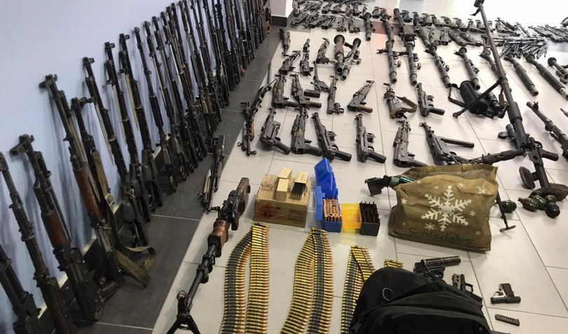 Zaplena oružja u Albaniji. Građani drže ogromne količine opreme ukradene iz državnih arsenala napravljenih tokom komunističkog perioda.
