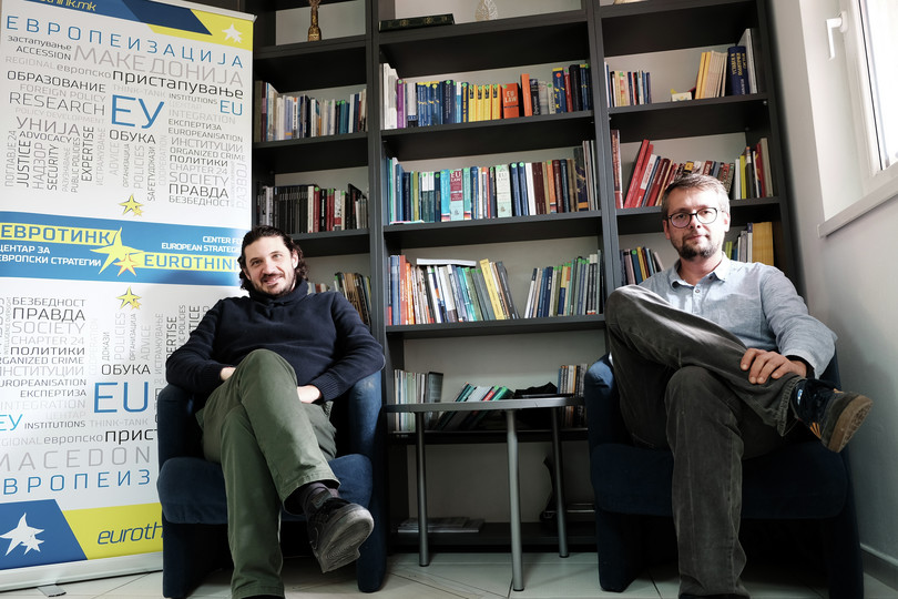 Dimitar Nikolovski dhe Aleksandar Stojanovski të organizatës “Eurothink – Qendra për Strategji Evropiane”, Shkup.
