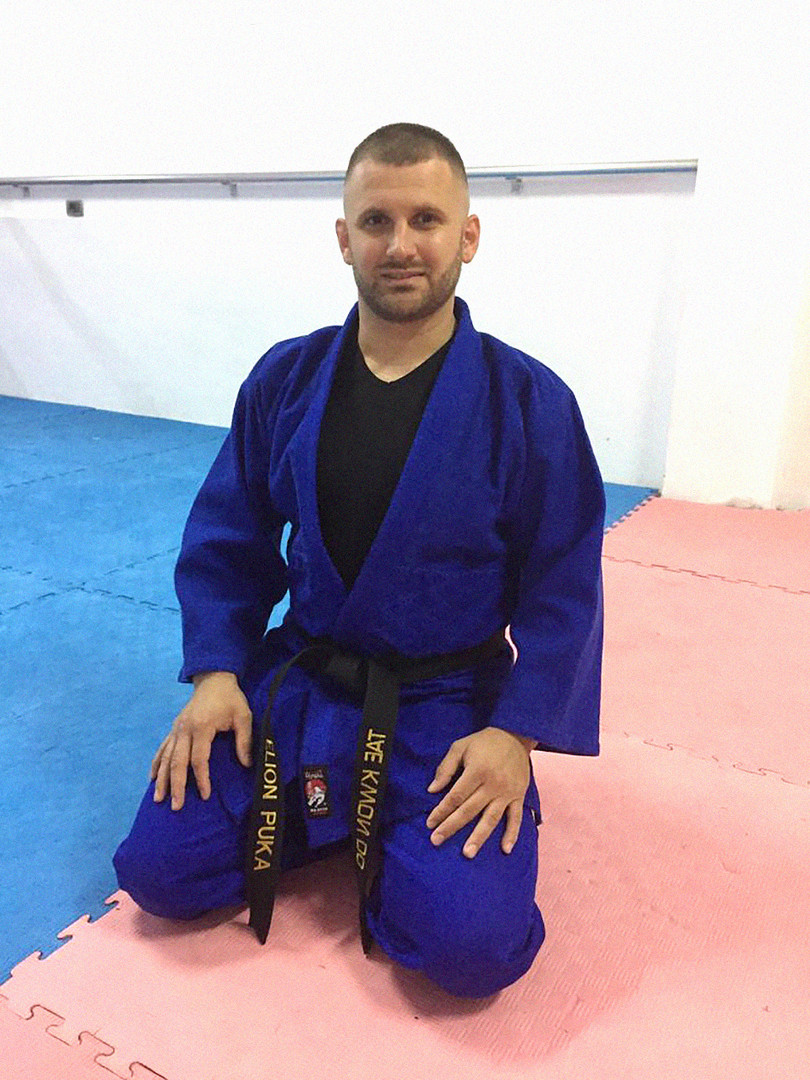 Елион Пука, учител по боречки вештини и раководител на теквондо клубот Vllaznia во Скадар, Албанија.
