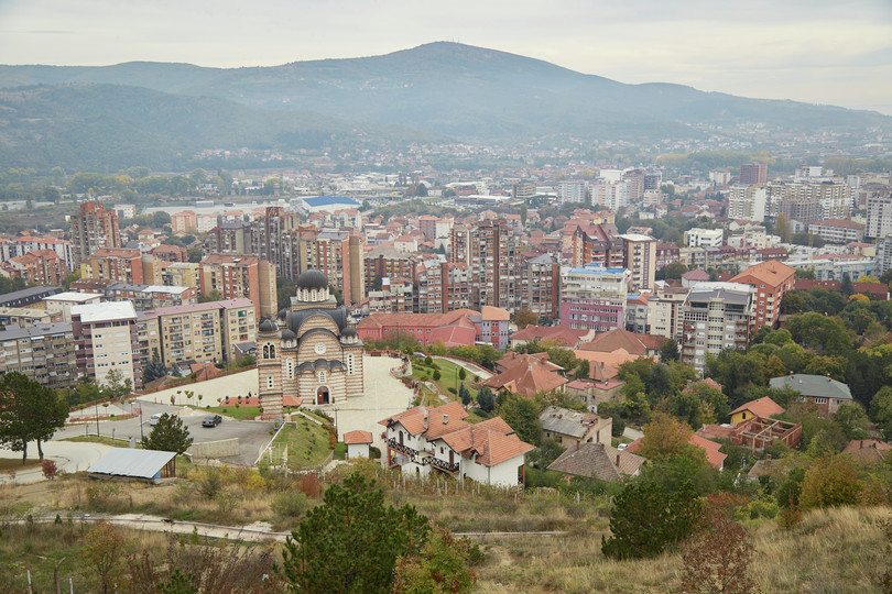 Поглед на Митровица. Градот е поделен меѓу етнички Срби и етнички Албанци
