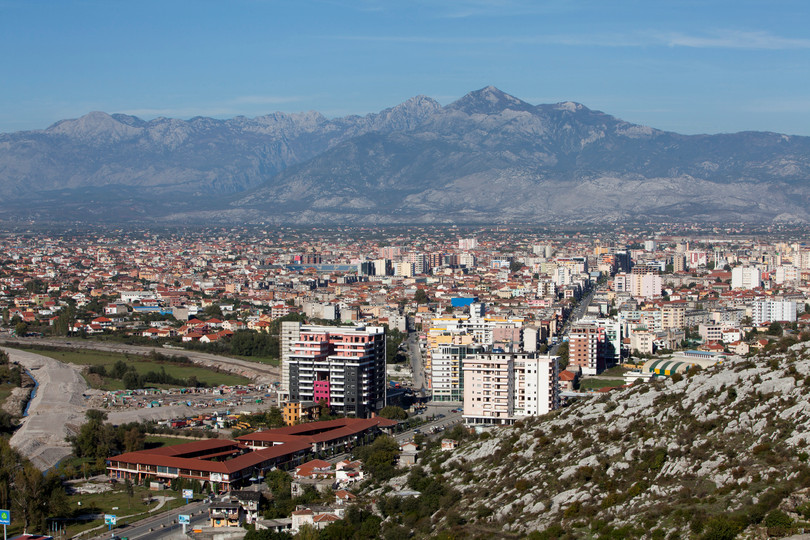 Обичајот на крвна одмазда е сè уште присутен во делови од северна Албанија како што е Скадар, на сликата погоре.
