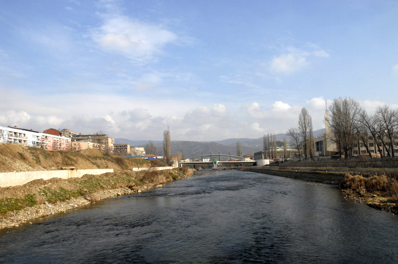 Reka Ibar razdvaja zajednicu većinskog srpskog življa na severu zemlje od albanskih zajednica na jugu.

