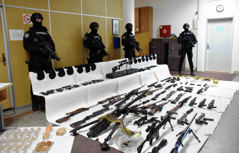 Armët e konfiskuara nga shtëpia e një krimineli dhe vrasësi të dyshuar në Ritopek të Serbisë.

