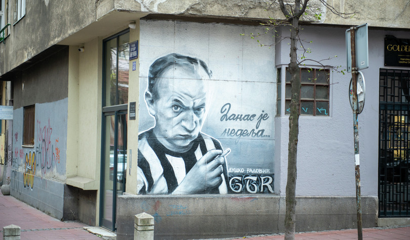 Vepër e artit mural në Beograd me mesazhin ‘Sot është e diel (dita e ndeshjeve të futbollit)’ të poetit serb dhe tifozit të KF ‘Partizanit’, Dusko Radoviç.
