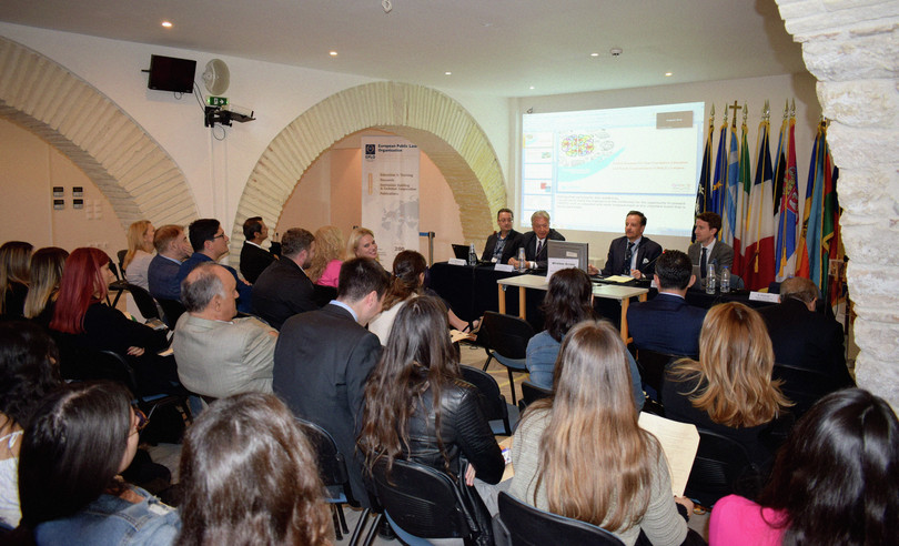 Konstantin Palikarski, Uglješa Zvekić, Dimitris Ziouvas i Džon Kolins učestvuju u seminaru u Atini oktobra 2022. godine osmišljenom da unapredi zajednička istraživanja o organizovanom kriminalu.
