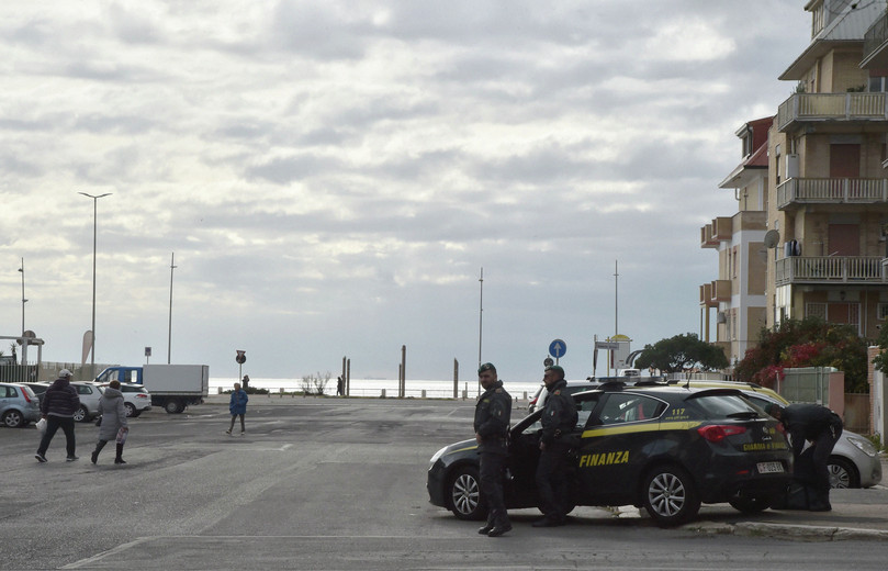 Oficerët e policisë së Guardia di Financza italiane duke patrulluar në Ostia, qarku bregdetar i Romës.
