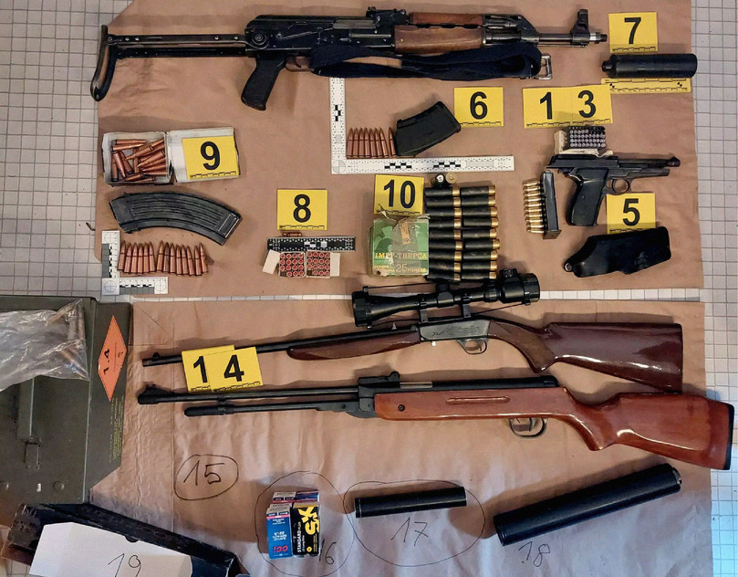 Armë të konfiskuara në një operacion të Europol i cili çoi në arrestimin e 13 personave të dyshuar për kontrabandimin e personave, shkurt 2023.
