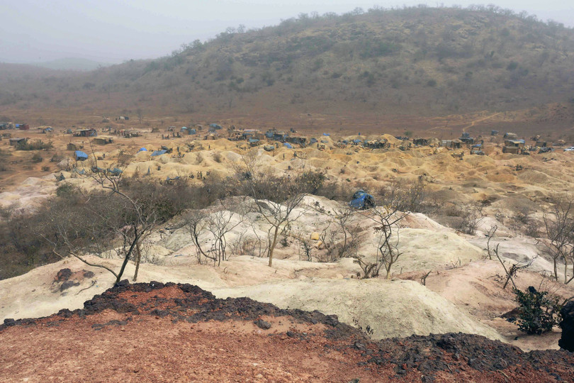 Vue d’une mine d’or artisanale dans la région du centre-nord du Burkina Faso et ouverture d’un puits de mine, 17 février 2020.
