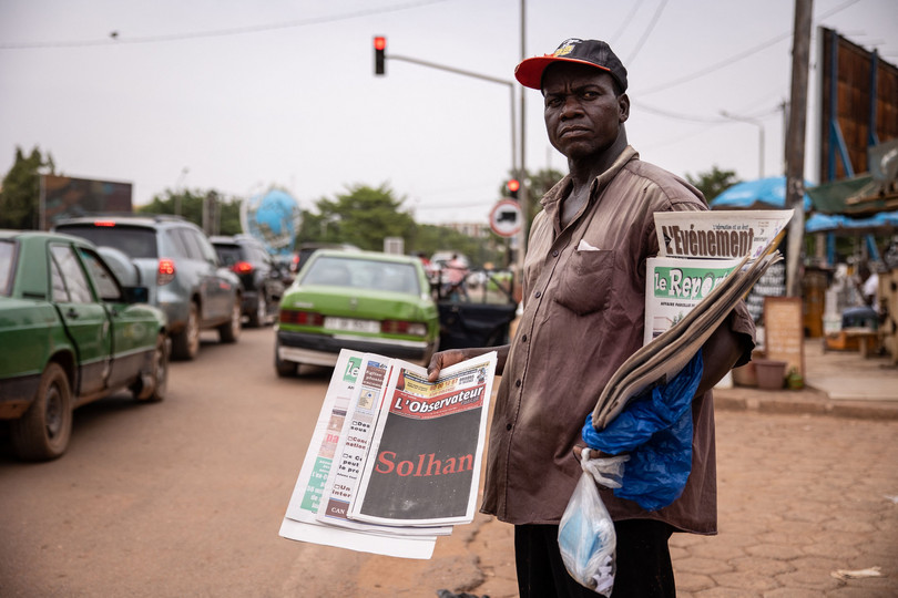 Un vendeur de journaux à Ouagadougou vend un journal local avec en une le massacre de Solhan du 5 juin 2021.
