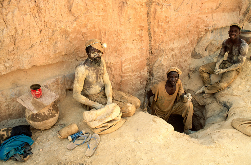 Travailleurs d’une mine d’or artisanale à Essakane, au Burkina Faso.

