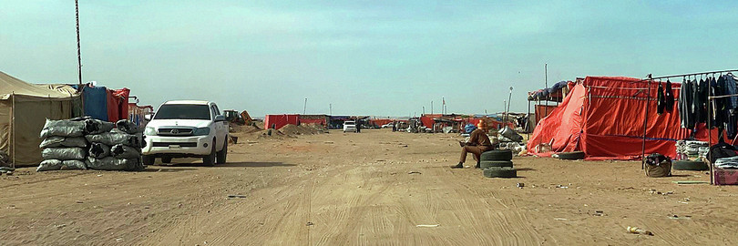 Marché de Kouri 17, un point d’échange clé fournissant le terrain aurifère de Kouri Bougoudi en denrées alimentaires, eau, marchandises et matériel depuis la Libye.
