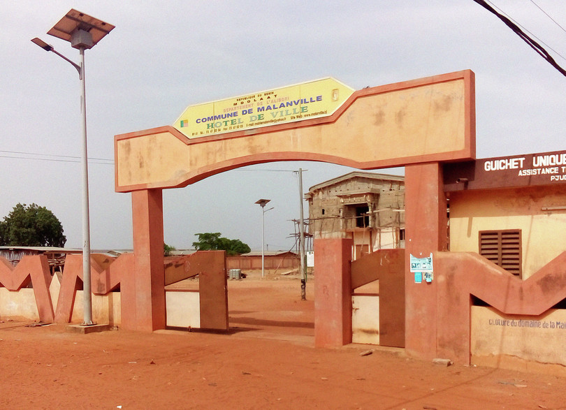Mairie de Malanville, une ville du nord-est du Bénin où trois personnes ont été enlevées par des djihadistes présumés en septembre 2022. Malanville est une zone de transit, d’approvisionnement et de redistribution pour un certain nombre de marchandises du marché gris, dont le carburant de contrebande.
