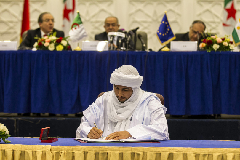 Bilal Agh Cherif, Secrétaire général de la Coordination des Mouvements de l’Azawad, signe un premier accord de paix à Alger, le 14 mai 2015.
