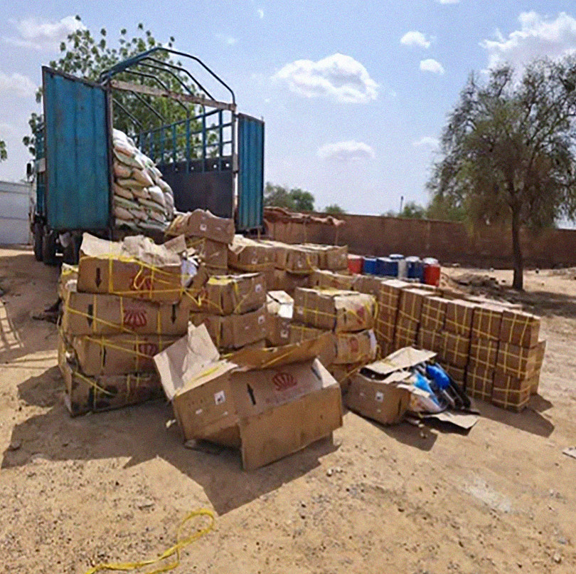 Motos et moteurs dissimulés dans un camion contenant des sacs de riz, saisis près d’Ayourou, au nord-ouest du Niger.
