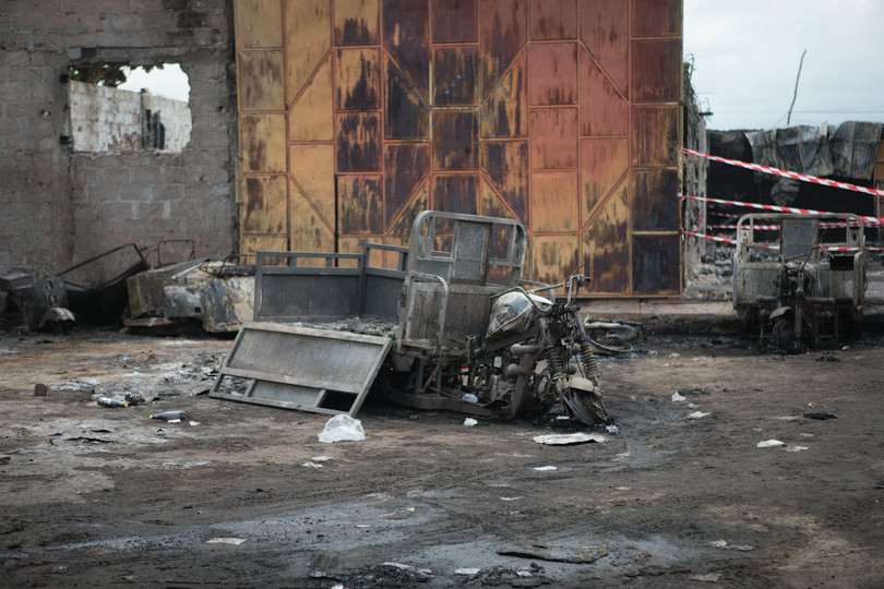 Les restes brûlés d’un entrepôt informel de carburant à Sèmè-Kraké, après un incendie qui a fait 35 morts, septembre 2023.
